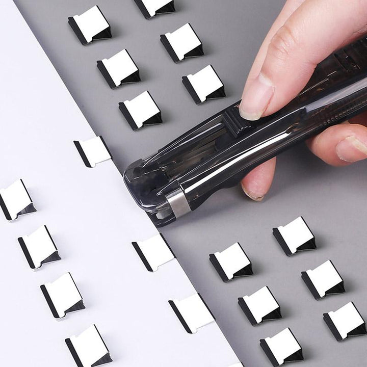 "Kompakt klippautomat i blå och vit färg, ergonomisk design med anti-skid funktion för kontor och hem."