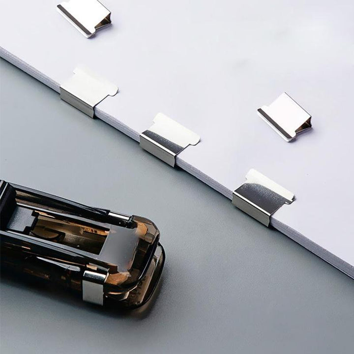 "Kompakt klippautomat i blå och vit färg, ergonomisk design med anti-skid funktion för kontor och hem."