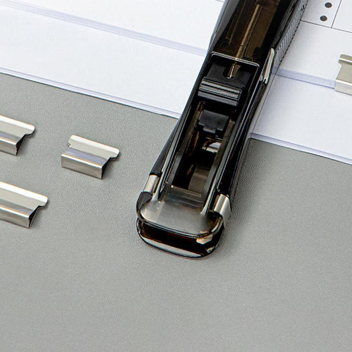 "Kompakt klippautomat i blå och vit färg, ergonomisk design med anti-skid funktion för kontor och hem."