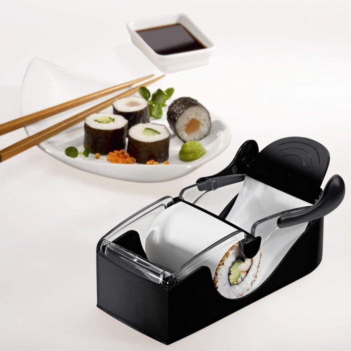 "Kompakt manuell DIY sushi maker i svart och transparent för perfekt formade sushirullar, enkel användning för alla."