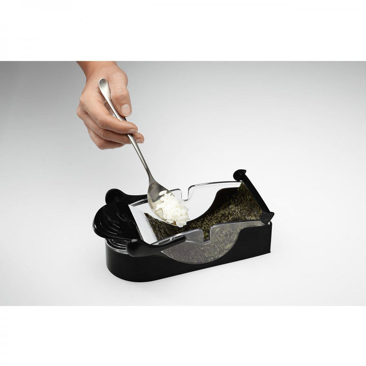 "Kompakt manuell DIY sushi maker i svart och transparent för perfekt formade sushirullar, enkel användning för alla."