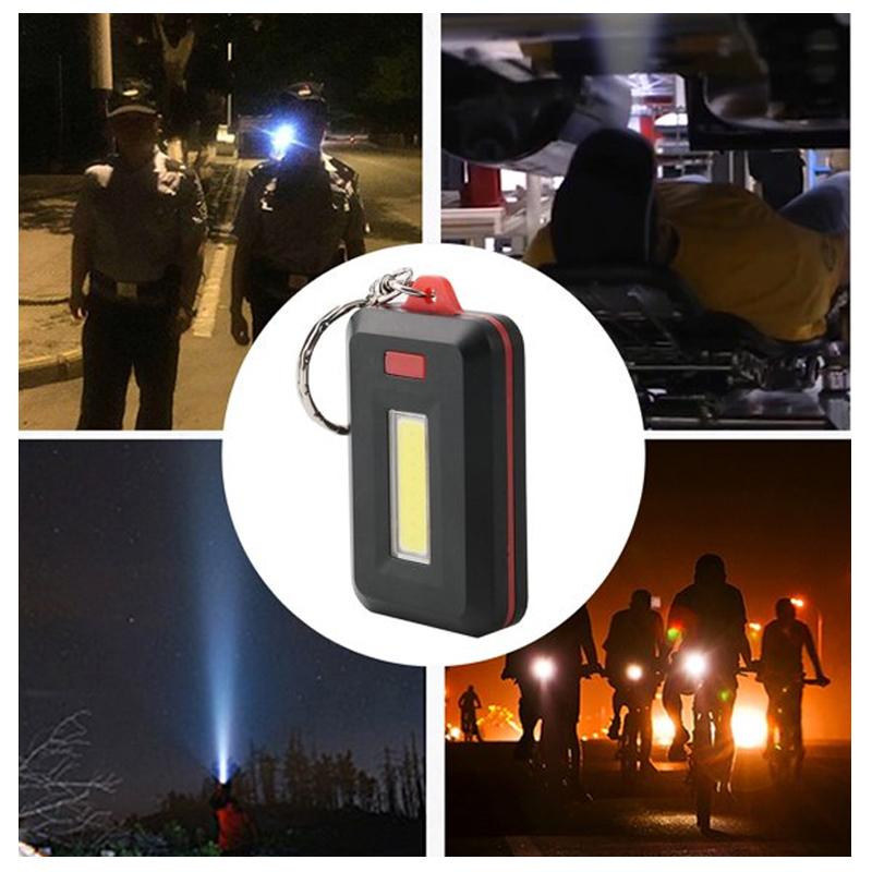 "Kompakt mini LED-ficklampa nyckelring i svart med 3 ljuslägen, perfekt för nattvandring och camping."