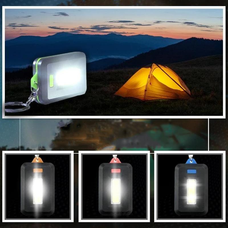 "Kompakt mini LED-ficklampa nyckelring i svart med 3 ljuslägen, perfekt för nattvandring och camping."