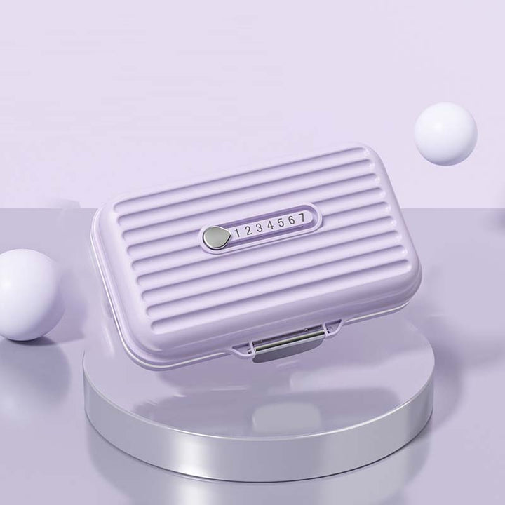 "Kompakt pillerburk med sju fack, rosa nyans, idealisk för moderna kvinnor, skyddar medicin mot fukt och damm."