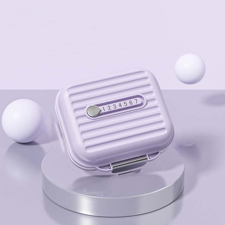 "Kompakt pillerburk med sju fack, rosa nyans, idealisk för moderna kvinnor, skyddar medicin mot fukt och damm."