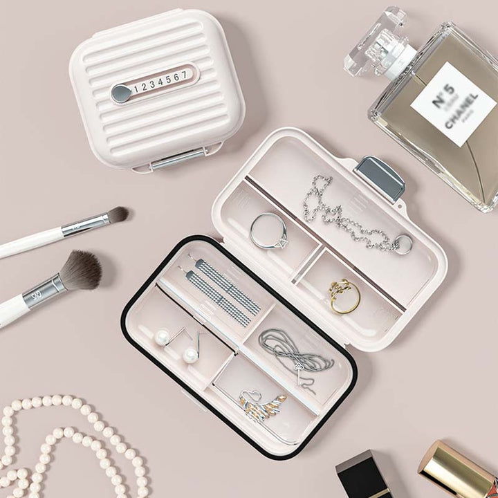 "Kompakt pillerburk med sju fack, rosa nyans, idealisk för moderna kvinnor, skyddar medicin mot fukt och damm."