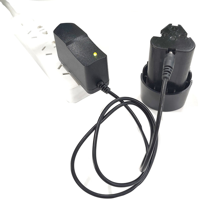 "Kompakt sladdlös mini vinkelslip, svart batteri, robust design; perfekt för kapning och polering i hem och verkstad."
