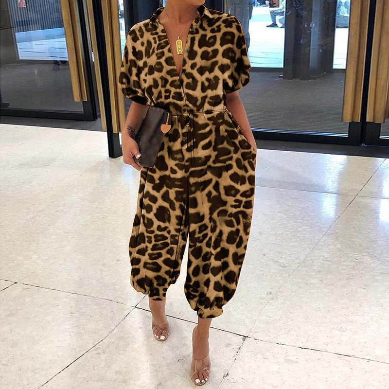 Kortärmad polyester jumpsuit med knäppning och livfulla tryck, perfekta för sommardagar och casual stil.