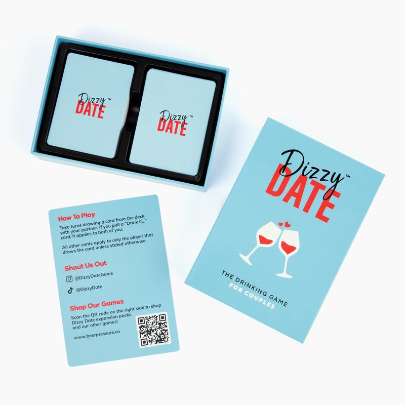 "Kortspel Dizzy Date för par, 100 humoristiska kort, uppställda i stapel. Perfekt för rolig dejtkväll."