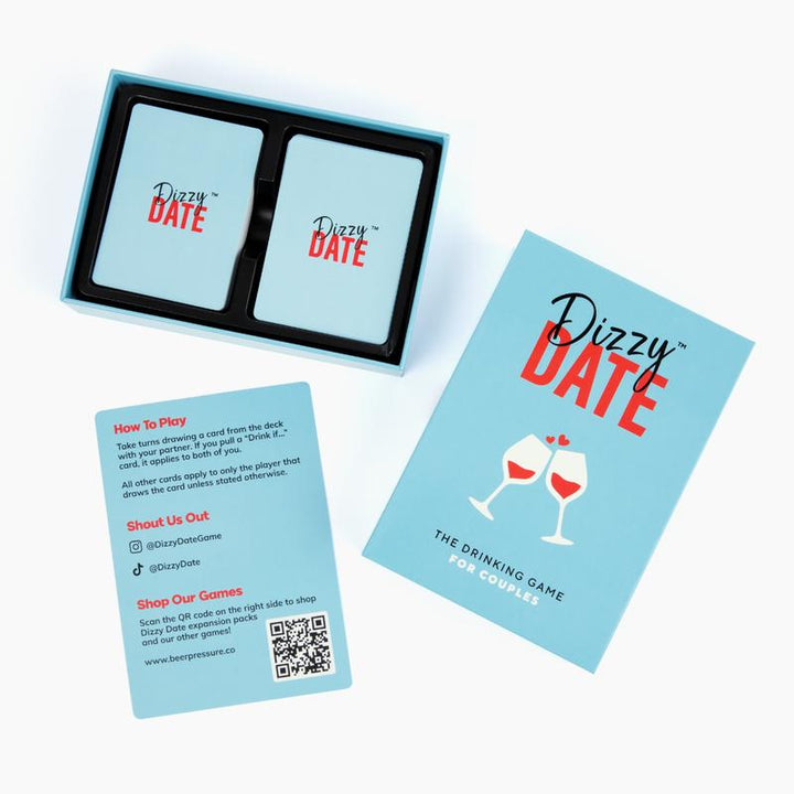 "Kortspel Dizzy Date för par, 100 humoristiska kort, uppställda i stapel. Perfekt för rolig dejtkväll."