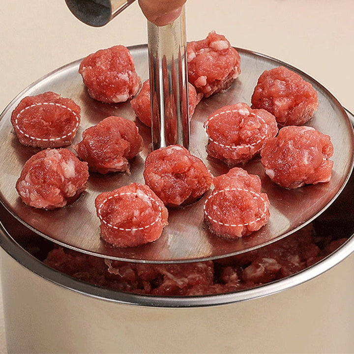 "Köttbullsformare i rostfritt stål, med elegant design, visar köttbullar formade snabbt och enkelt. Perfekt för köksentusiast