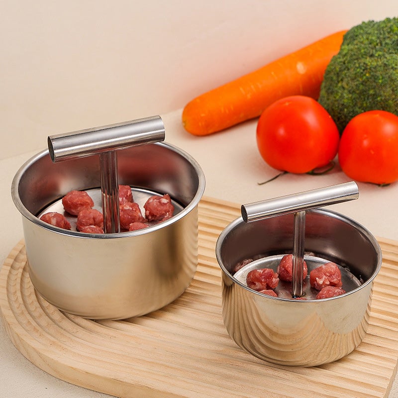 "Köttbullsformare i rostfritt stål, med elegant design, visar köttbullar formade snabbt och enkelt. Perfekt för köksentusiast