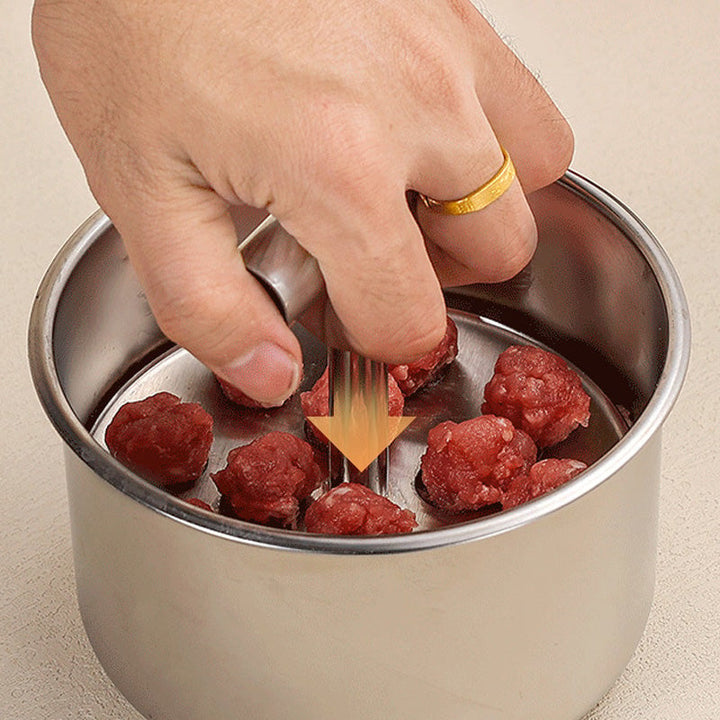"Köttbullsformare i rostfritt stål, med elegant design, visar köttbullar formade snabbt och enkelt. Perfekt för köksentusiast