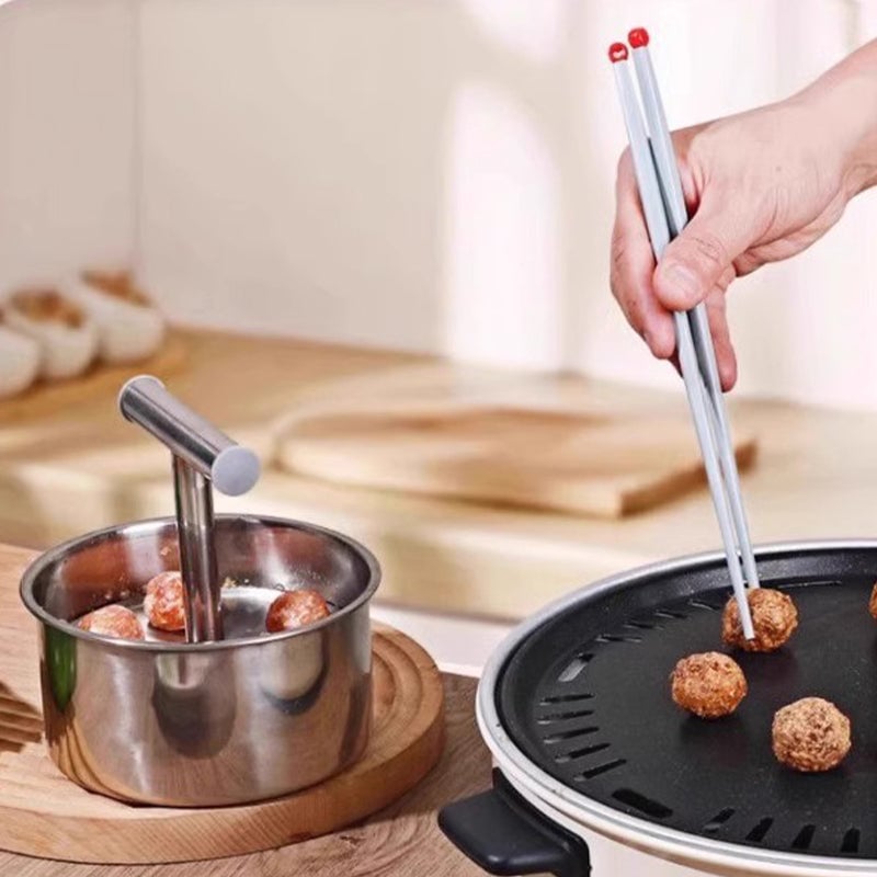 "Köttbullsformare i rostfritt stål, med elegant design, visar köttbullar formade snabbt och enkelt. Perfekt för köksentusiast