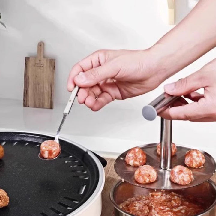 "Köttbullsformare i rostfritt stål, med elegant design, visar köttbullar formade snabbt och enkelt. Perfekt för köksentusiast
