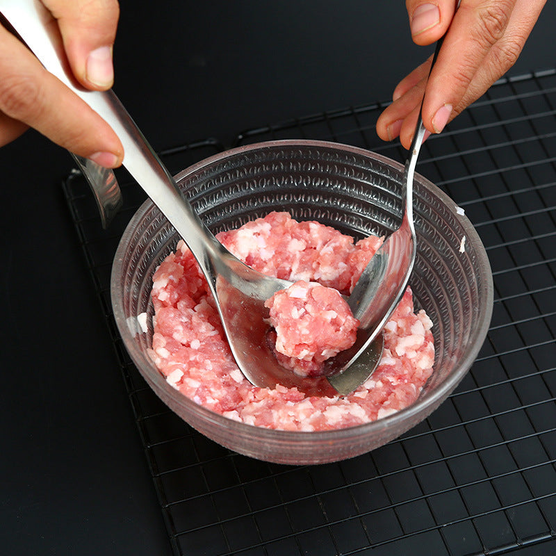 "Köttbullssked av rostfritt stål, silverfärgad, med ergonomiskt handtag och håldesign, perfekt för köttbullsformning."