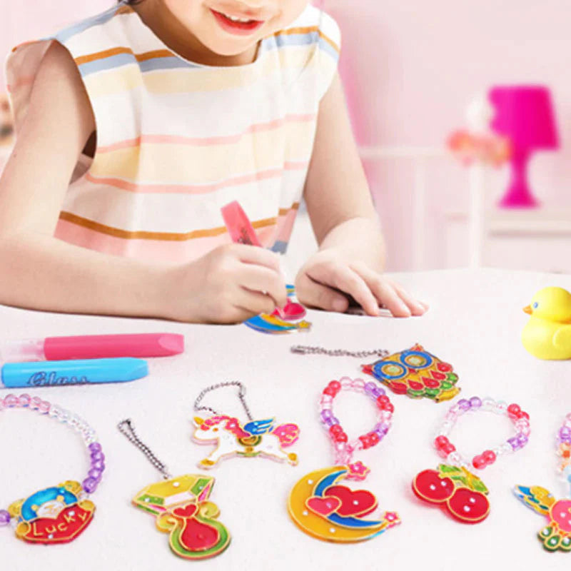 "Kristallmålning DIY Kit med 6 färgglada hängen, barn som skapar konstverk och dekorerar med diamanter."