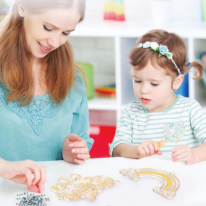 "Kristallmålning DIY Kit med 6 färgglada hängen, barn som skapar konstverk och dekorerar med diamanter."