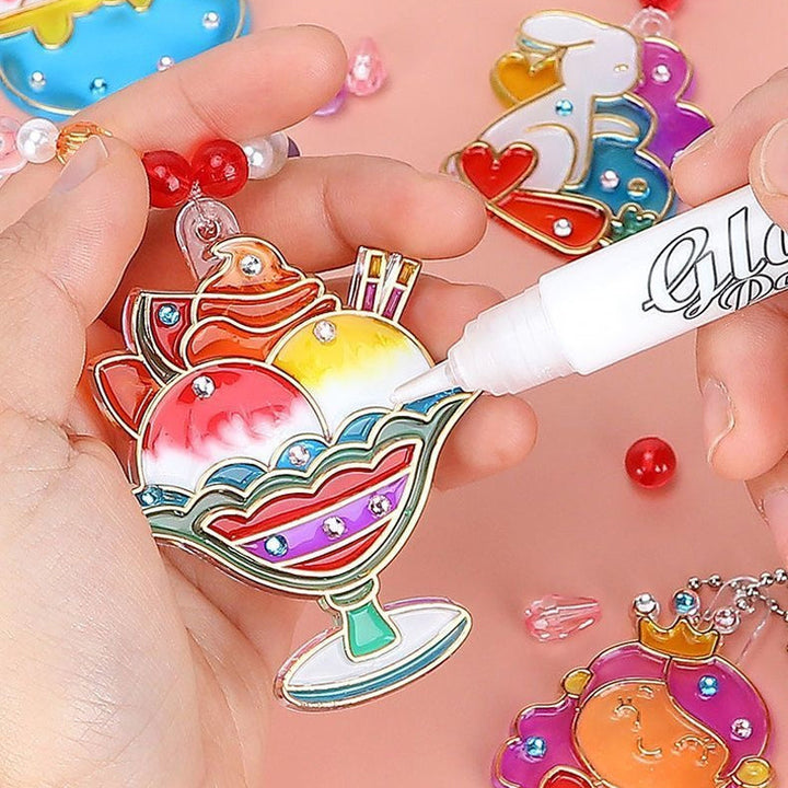 "Kristallmålning DIY Kit med 6 färgglada hängen, barn som skapar konstverk och dekorerar med diamanter."