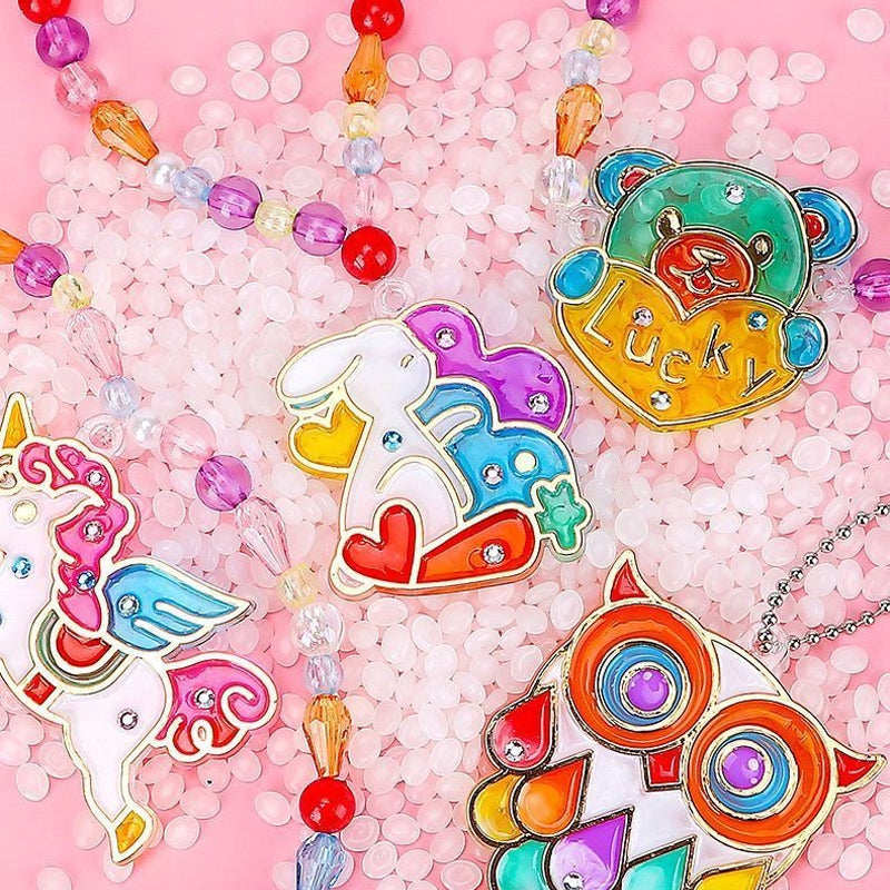 "Kristallmålning DIY Kit med 6 färgglada hängen, barn som skapar konstverk och dekorerar med diamanter."