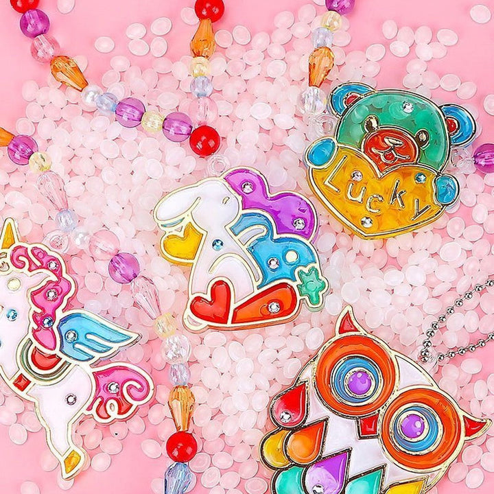 "Kristallmålning DIY Kit med 6 färgglada hängen, barn som skapar konstverk och dekorerar med diamanter."