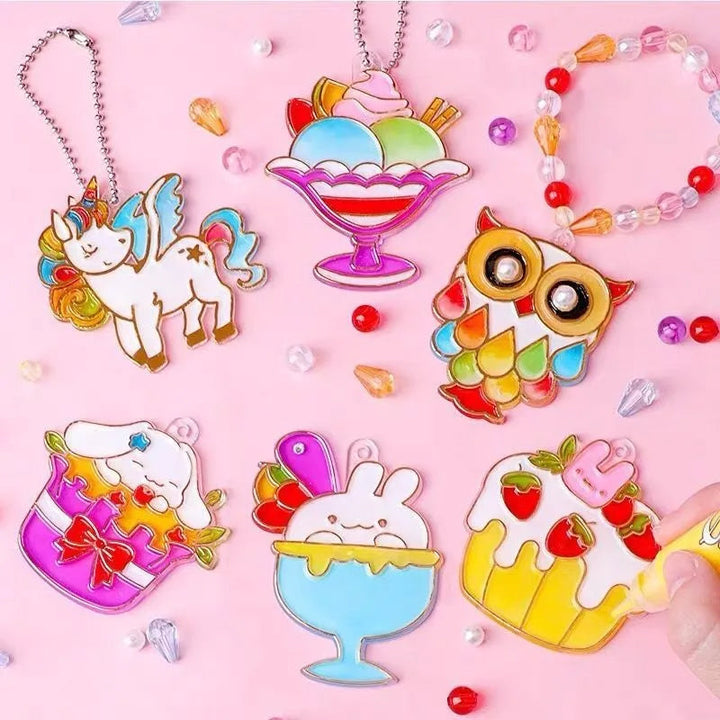 "Kristallmålning DIY Kit med 6 färgglada hängen, barn som skapar konstverk och dekorerar med diamanter."