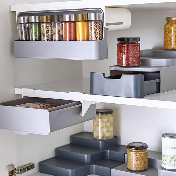 "Kryddorganisatör under hyllan med vit plastdesign, plats för sju kryddburkar, enkel installation i köket."