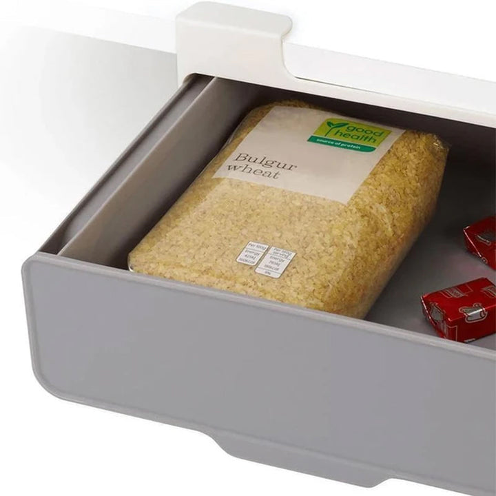"Kryddorganisatör under hyllan med vit plastdesign, plats för sju kryddburkar, enkel installation i köket."