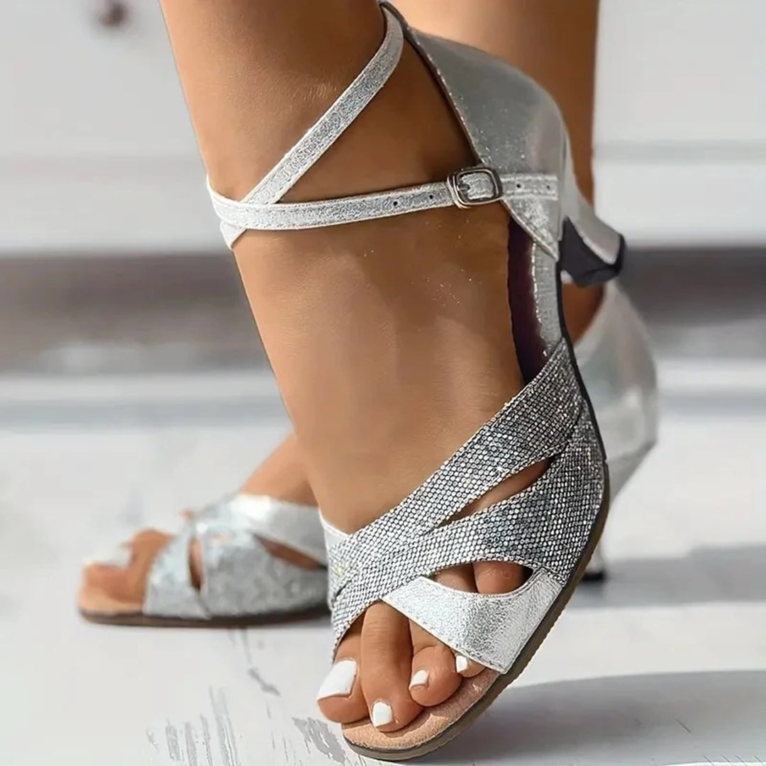 "Kvinnors eleganta safirklackskor med peep-toe och glitterdetaljer, låg kattungeklack och korsade remmar."