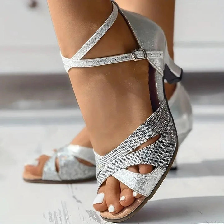 "Kvinnors eleganta safirklackskor med peep-toe och glitterdetaljer, låg kattungeklack och korsade remmar."