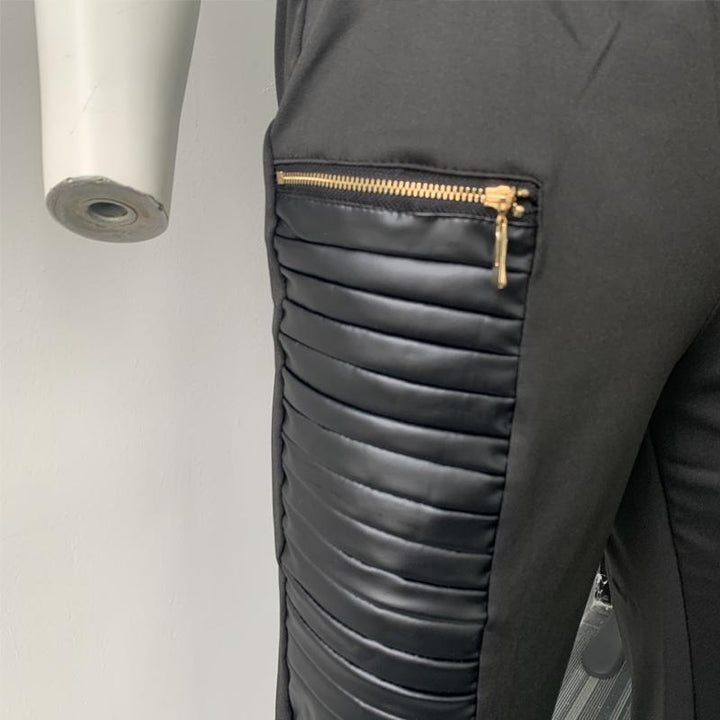 "Kvinnors PU-läder jeansbyxor framifrån, hög elasticitet och gyllene dragkedja, sofistikerad look och bekväm passform."