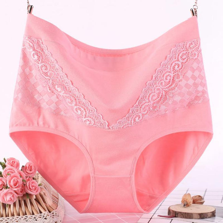 "Kvinnors slim-fit spetsunderkläder i elegant spets med brett midjeband, lyser rosa nyans, design för komfort och stil."