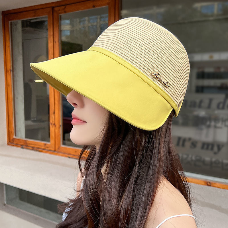 "Kvinnors sommar solhatt med breda brätten, UV-skydd 50+, bekväm design och justerbar passform för soliga dagar."