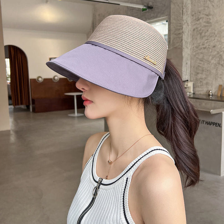 "Kvinnors sommar solhatt med breda brätten, UV-skydd 50+, bekväm design och justerbar passform för soliga dagar."