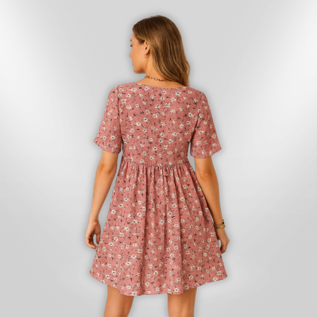 "Kvinnors sommarklänning i blommönster, lätt material, S-XL. Perfekt för varma dagar."