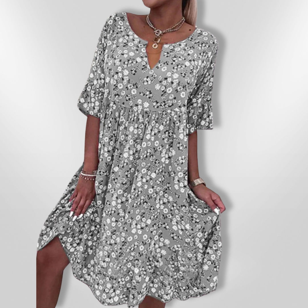 "Kvinnors sommarklänning i blommönster, lätt material, S-XL. Perfekt för varma dagar."