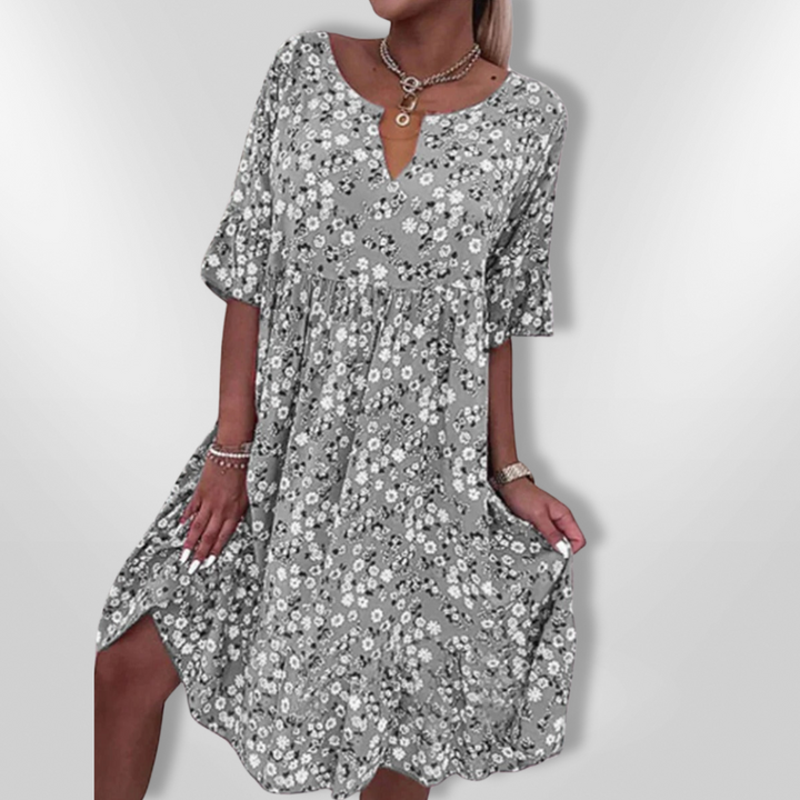 "Kvinnors sommarklänning i blommönster, lätt material, S-XL. Perfekt för varma dagar."