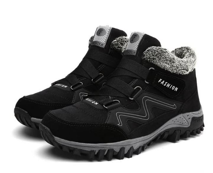 Kvinnors varma vinterstövlar i mocka, ergonomiska för komfortabel gång i snö, sidovy med snörning.