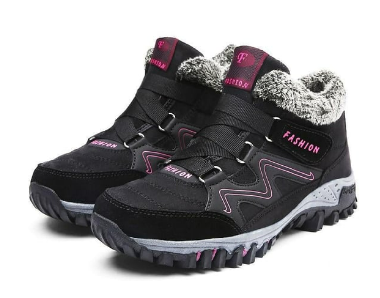 Närbild på textur av svarta kvinnors vinterstövlar, fodrade inuti för extra värme, snördetaljer.