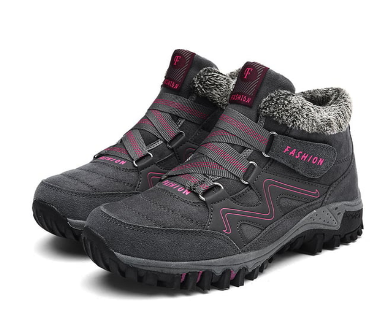 Par av bruna kvinnors vinterstövlar, varma och bekväma för kyla, redo för utomhusaktiviteter.