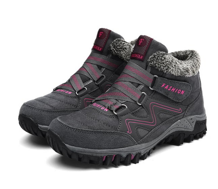 Par av bruna kvinnors vinterstövlar, varma och bekväma för kyla, redo för utomhusaktiviteter.