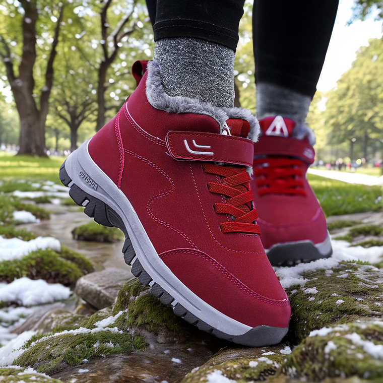 Damvinterstövlar i mörk färg, med detaljerad sömnad och förstärkt tå för extra hållbarhet i snöiga miljöer.