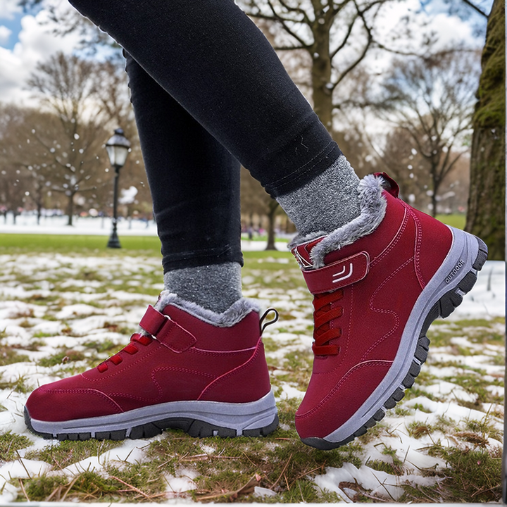 Bild som visar hur de fodrade vinterstövlarna ser ut på en person, med fokus på komfort och stil i kylan.