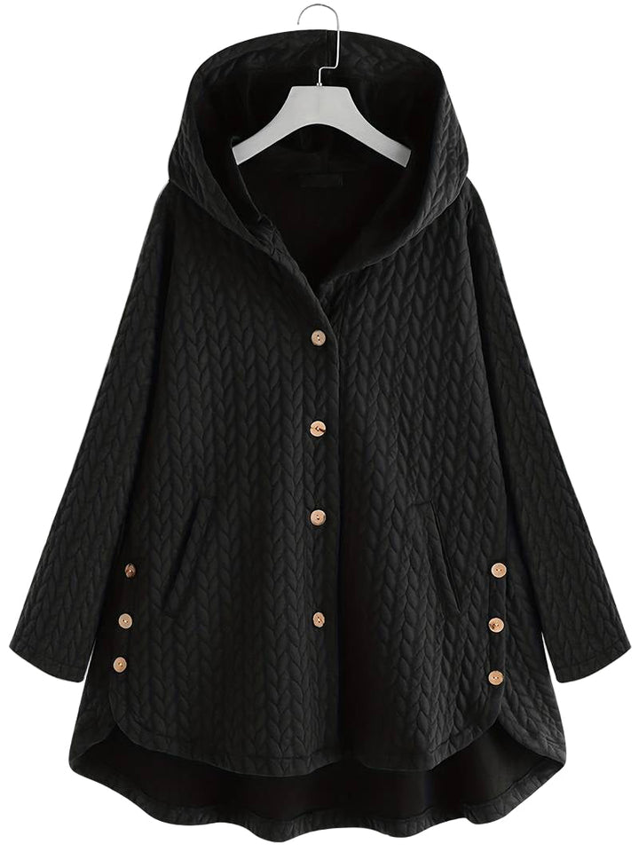 Kvinnors vinterjacka i mörkblått, varm och stilren med pälsfodrad luva, framifrån. En bekväm vinterjacka för mode.