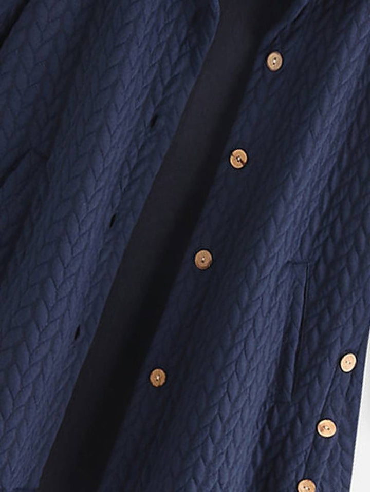 Kvinnors vinterjacka sedd bakifrån, visar snitt och design på ryggen. Varm, stilren och trendig vinterjacka.