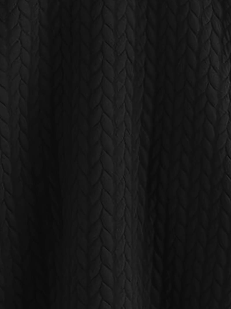 Kvinnors vinterjacka i en urban miljö, framhäver dess stilrena look. Varmt och bekvämt ytterplagg för mode.