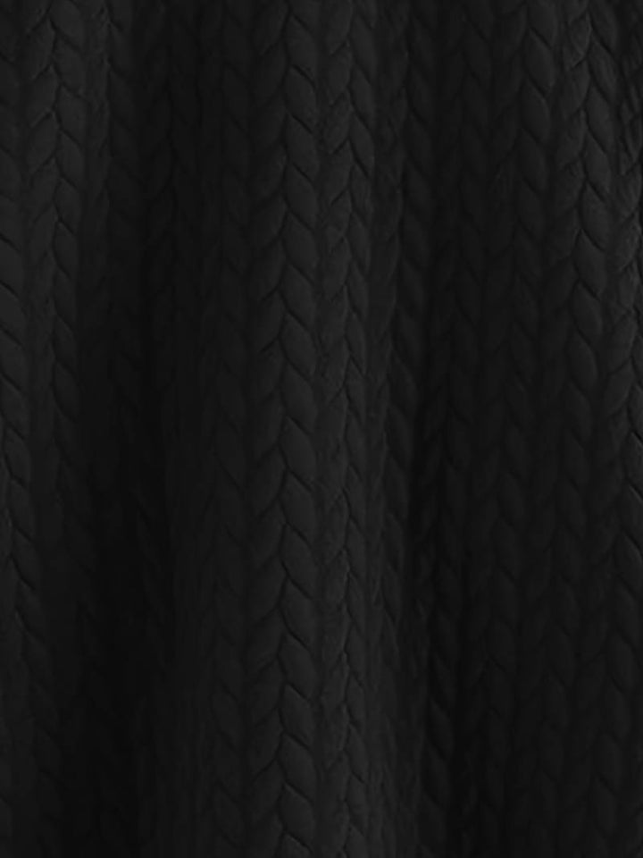 Kvinnors vinterjacka i en urban miljö, framhäver dess stilrena look. Varmt och bekvämt ytterplagg för mode.