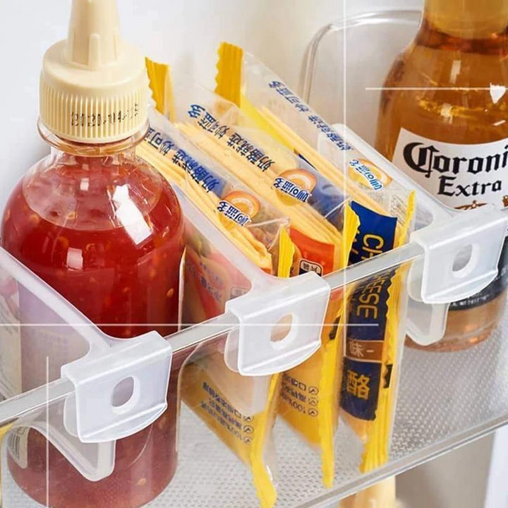 "Kylutrymme tilldelare i transparant plast, effektiv förvaring i köket. Diskret, vit design med hög anpassningsbarhet."