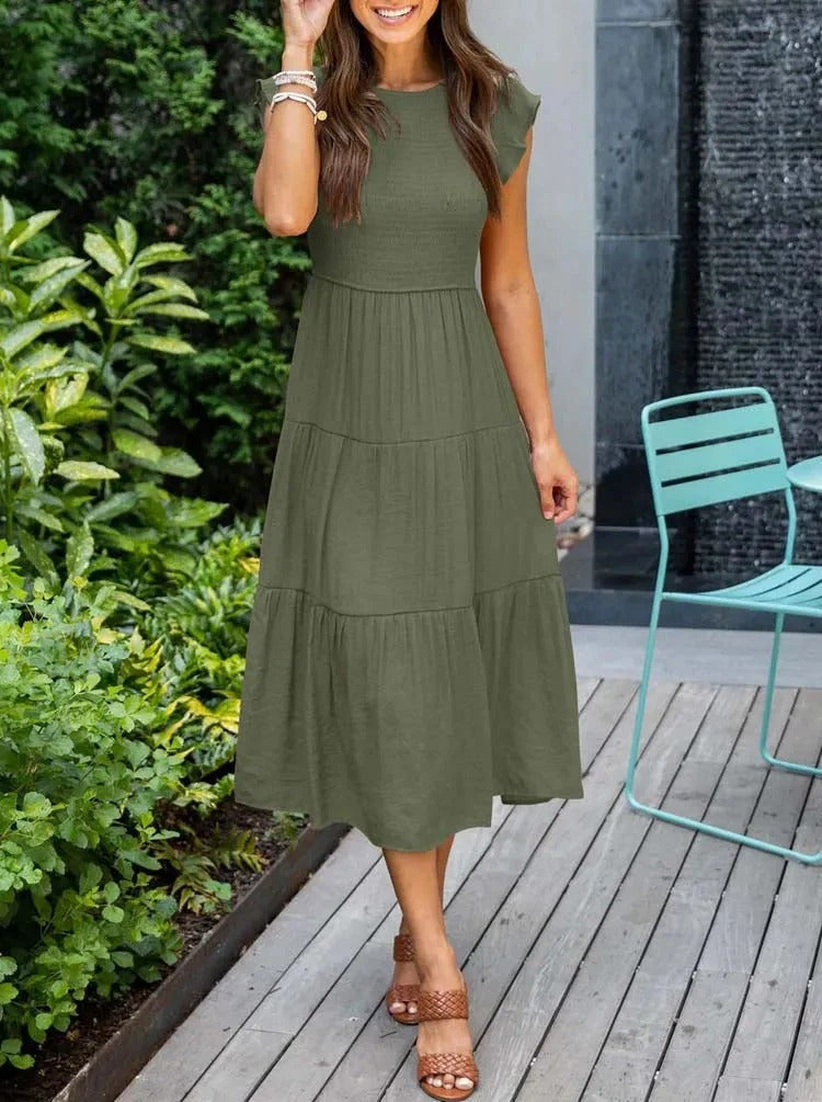 "Lång klänning med eleganta veck för kvinnor, idealisk för sommar, i ljusa färger som grön och rosa."