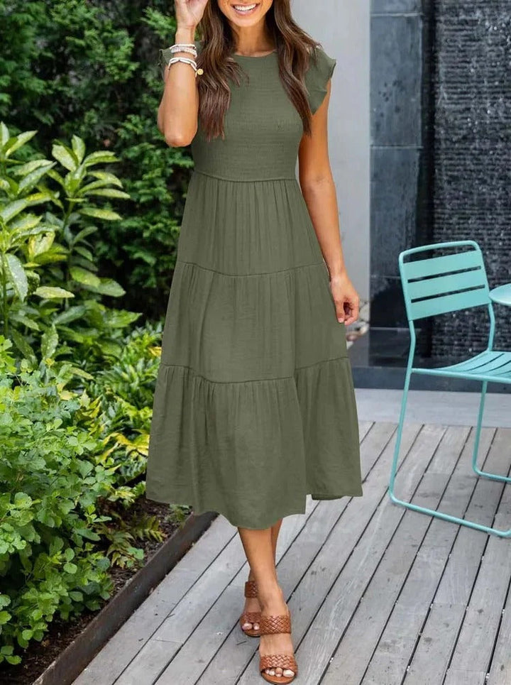 "Lång klänning med eleganta veck för kvinnor, idealisk för sommar, i ljusa färger som grön och rosa."